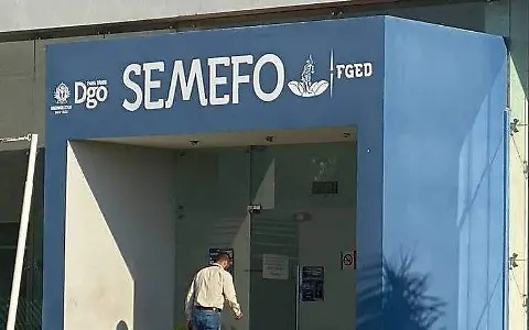 Muere tras volcar en su camioneta