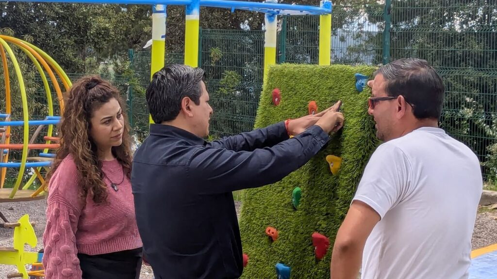 Supervisan construcción de parque infantil en colonia Azteca