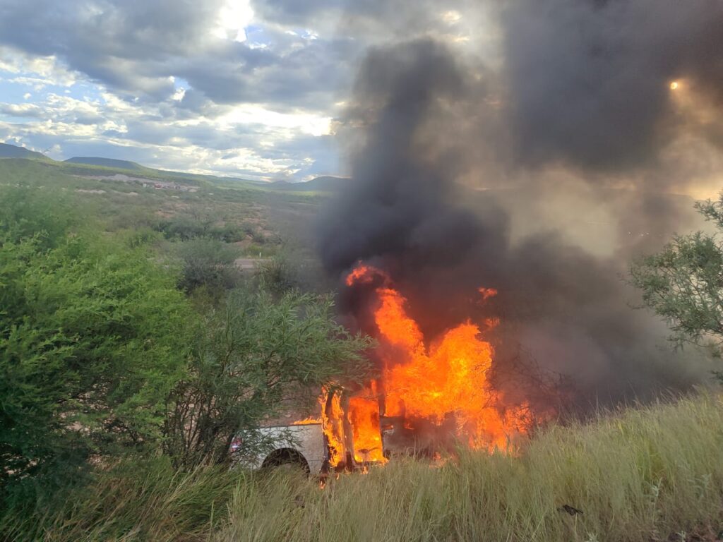 Niño y adulto mueren quemados en choque e incendio