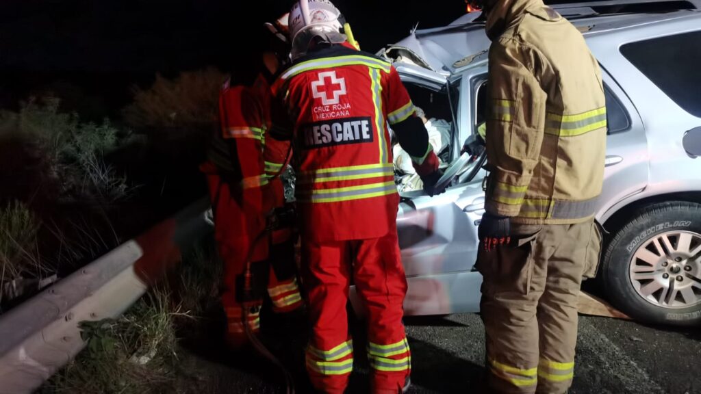 Un muerto y 54 heridos en choque de camioneta y autobús
