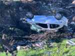 Auto cae a barranco
