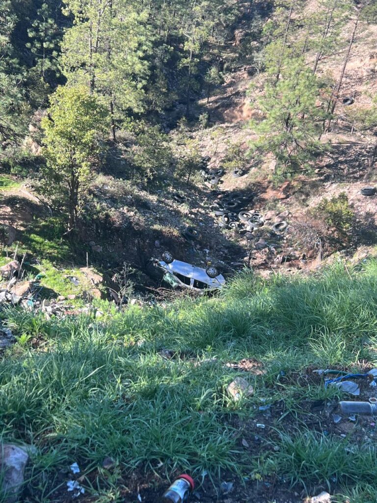 Auto cae a barranco de 50 metros; tres heridos