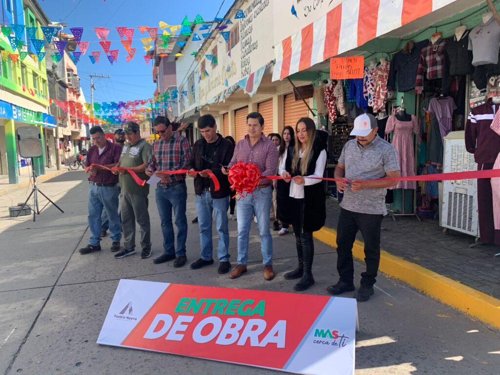 Entregan nuevas banquetas en el Mercado Benito Juárez