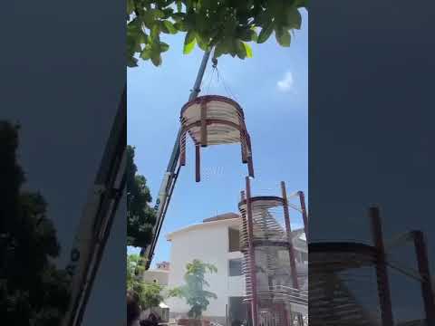 inicio de retiro de la escalera atípica de estructura metálica