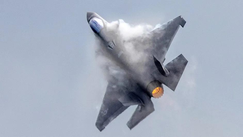 VIDEO: Avión caza se estrella durante ejercicio en California
