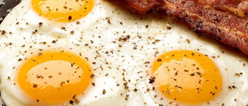 ¿Comer huevo realmente eleva el colesterol? La ciencia responde y rompe el mito