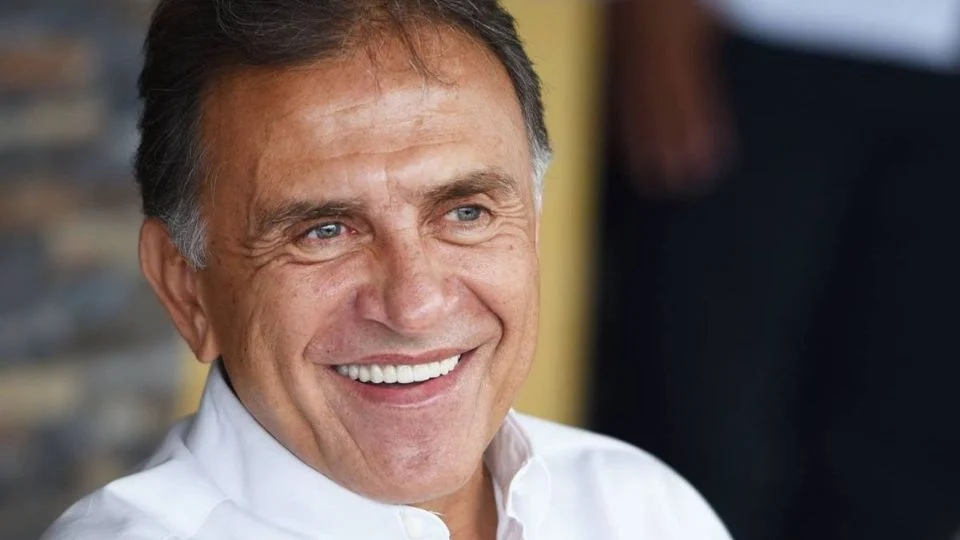 Captan a Miguel Ángel Yunes en lujoso club de playa en Italia