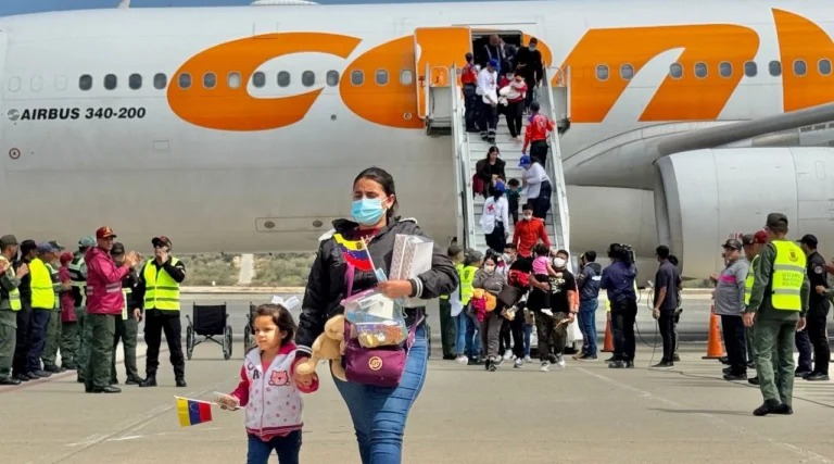 Arriban a Venezuela 205 migrantes connacionales