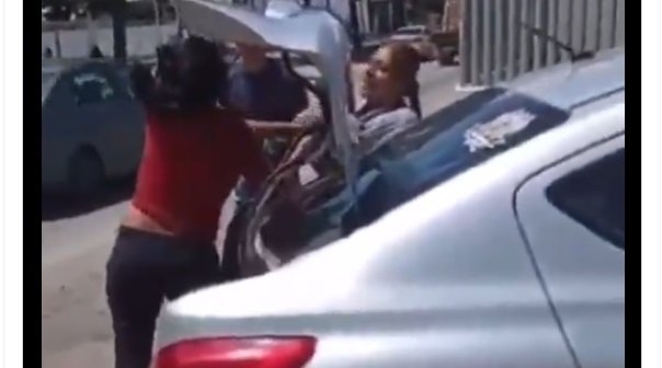 VIDEO: Empleadas de funerarias se agarran a golpes por un cadáver frente al Semefo “¡Es mío!”