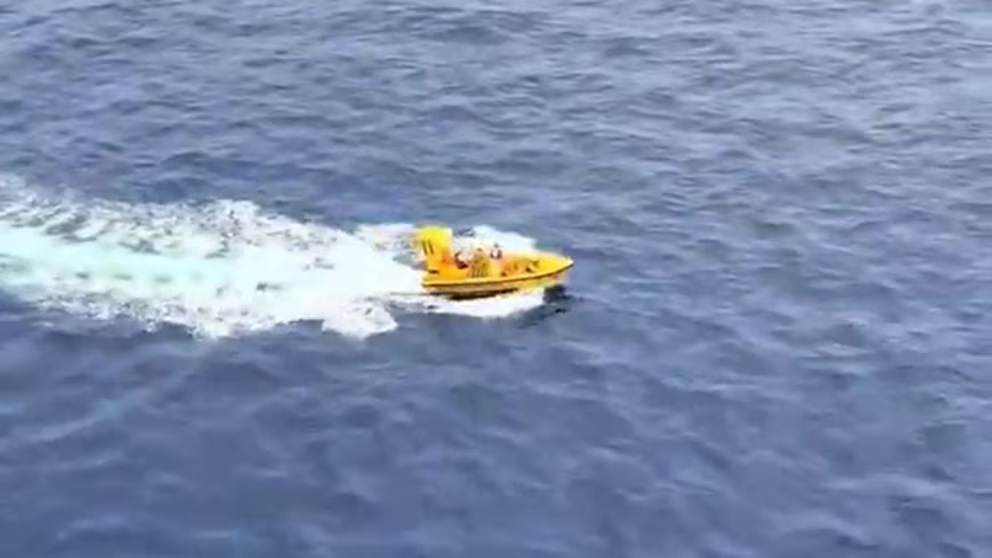 VIDEO: Padre se lanza al mar desde 40 metros para salvar a su hija