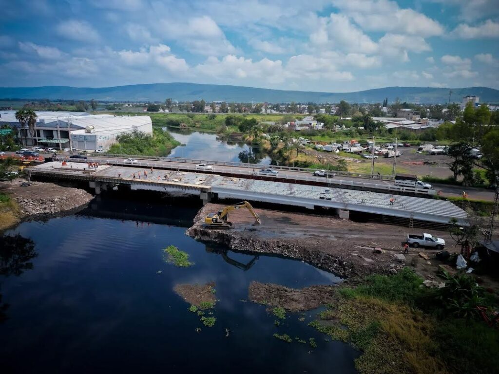 Al 85% la construcción del puente a Ocotlán