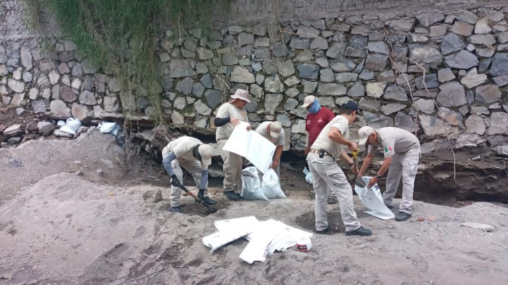 Refuerzan con costalera puntos críticos en el Arroyo Seco en Tlaquepaque