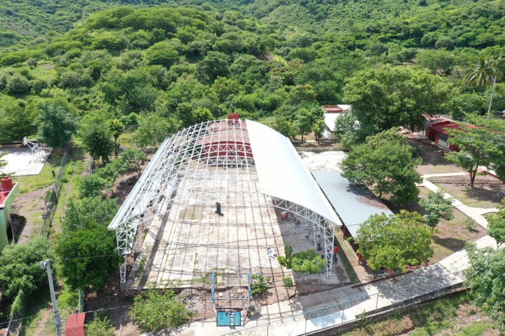 Avanza construcción del domo escolar en Potrero de la Palmita