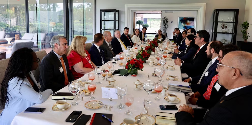 Embajador Johnson se reúne con empresarios del sector automotriz