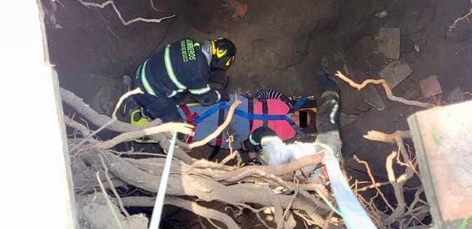 Mujer cae en socavón de 3 metros en plena avenida