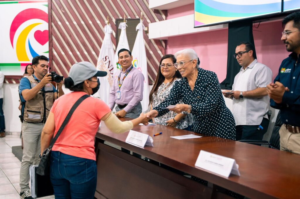 Entrega Beatriz Estrada apoyos a emprendedores y personas cuidadoras