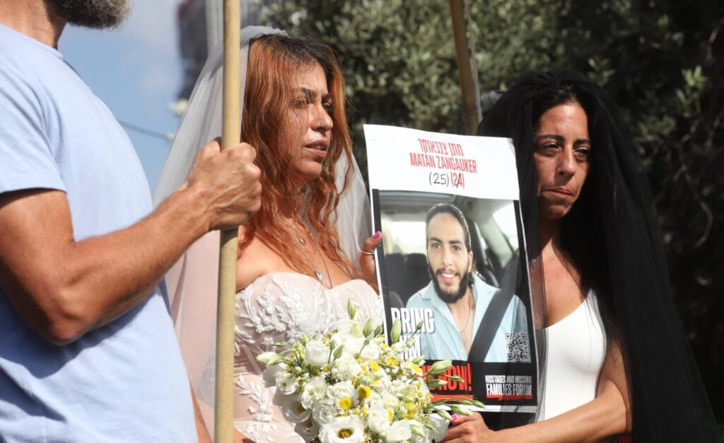 VIDEO: Mexicana se casa con la foto de su prometido secuestrado en Gaza