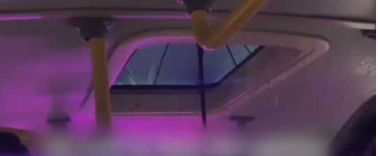 VIDEO: Pasajeros tapan el techo roto de un camión con un paraguas y se vuelven virales