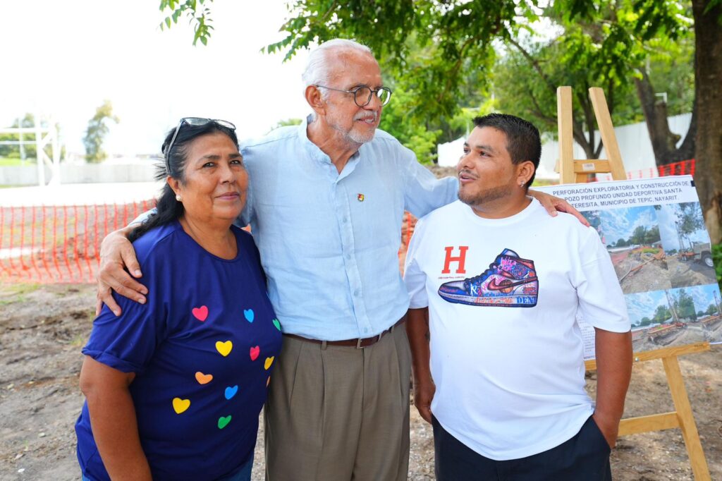Gobernador supervisa trabajos del pozo profundo en la colonia Santa Teresita