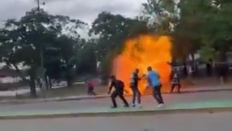 VIDEO: Barril en llamas vuela hacia policía durante incendio en planta química