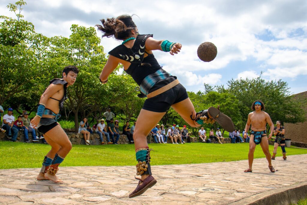 En Guachimontones, juego de pelota, lleve a sus niños