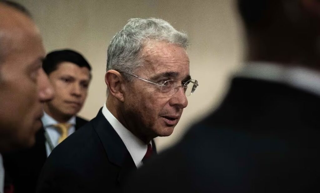 Tribunal ordena libertad del expresidente Álvaro Uribe mientras se resuelve apelación a su condena