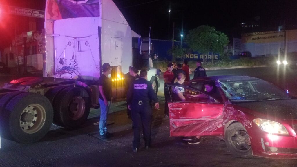 Choque entre automóvil y tráiler En el periférico