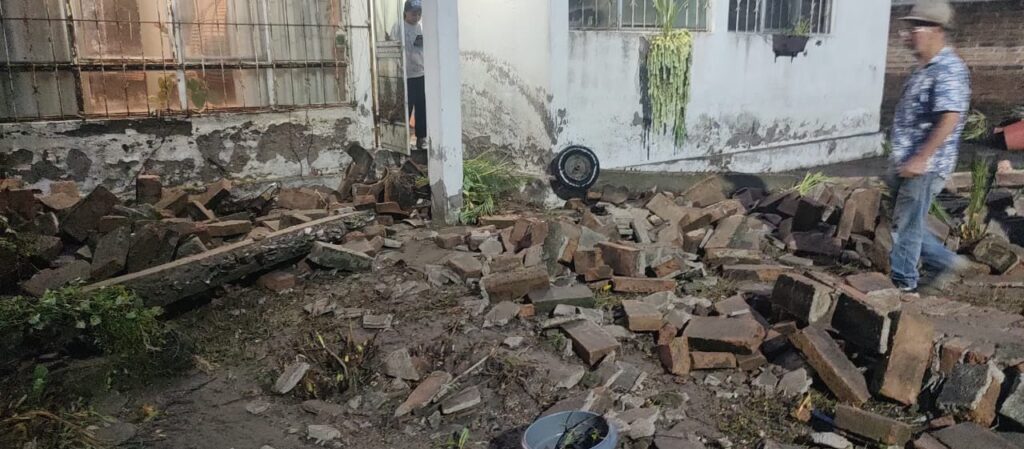 Colapsa una barda en el municipio de Tepic, debido a inundaciones de este jueves