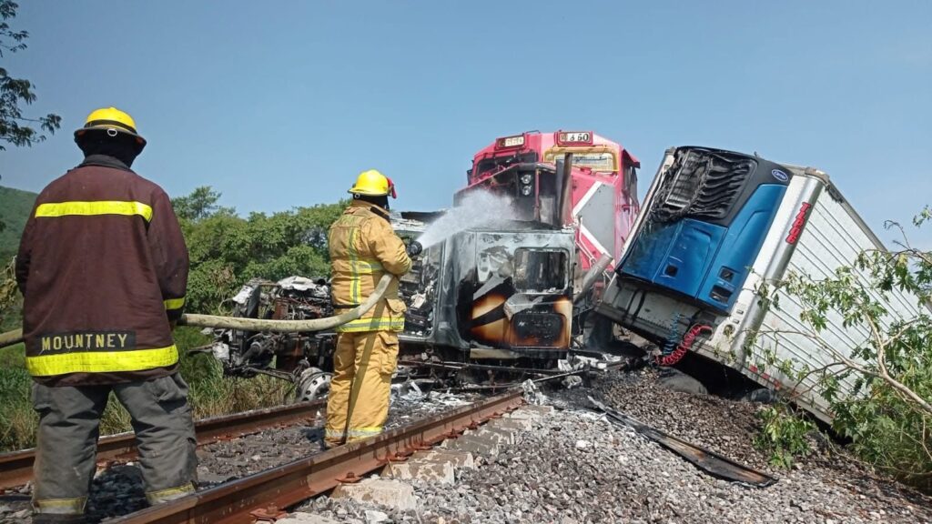 Choque entre tráiler y tren en Tuxpan deja un lesionado y daños materiales