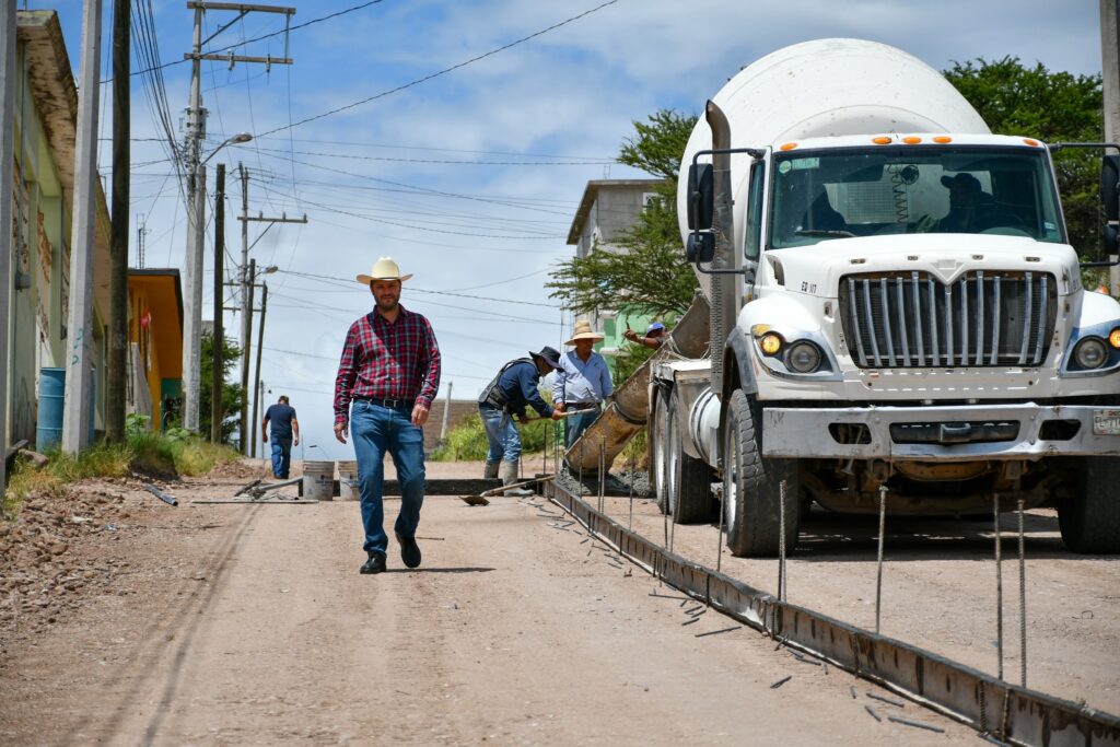 Alcalde de Santiago Papasquiaro cumple y sigue entregando obras a la ciudadanía