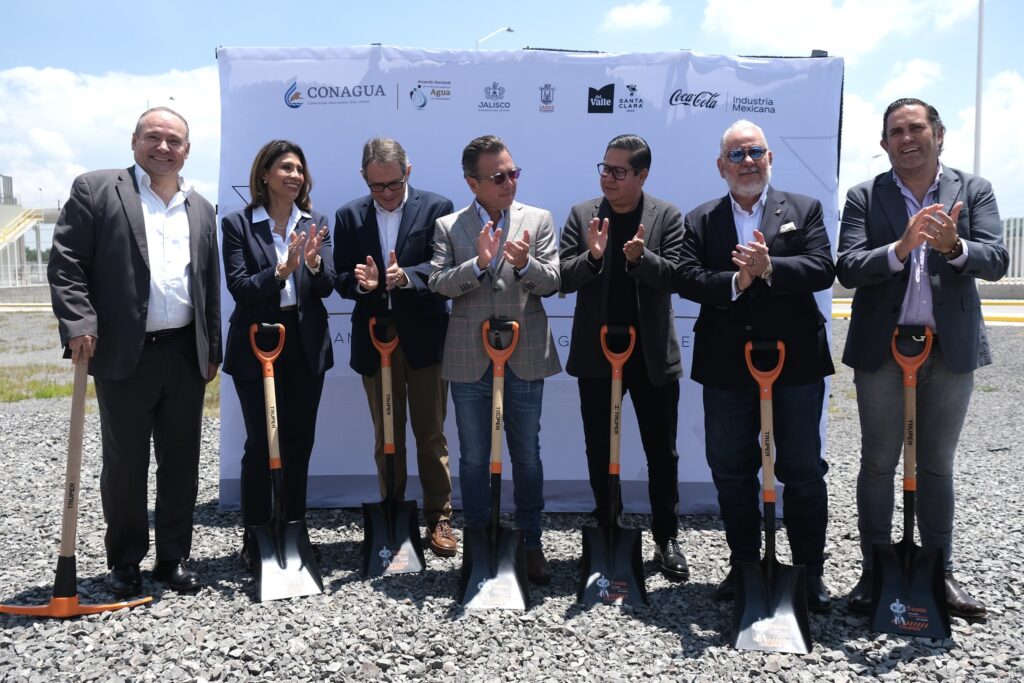 Lemus coloca primera piedra de expansión de Jugos del Valle-Santa Clara