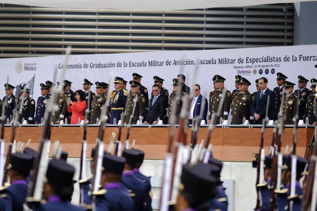 Pablo Lemus asiste a graduación del Colegio del Aire en Zapopan