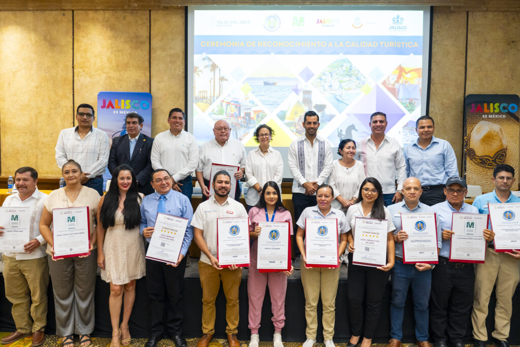 Reconocen a empresas turísticas con distintivos de calidad en Puerto Vallarta
