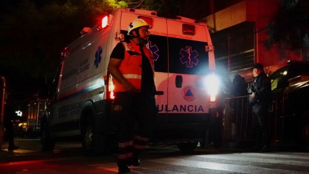 Hombre arroja alcohol a su pareja y le prende fuego