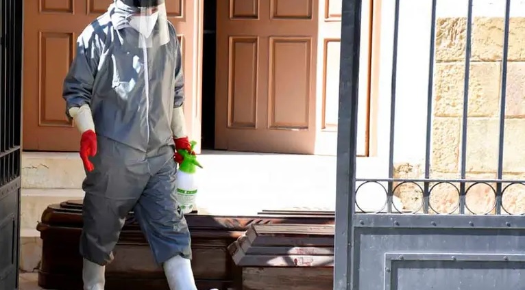 Directora de funeraria guardaba cuerpos de bebés en su casa y veía caricaturas con ellos