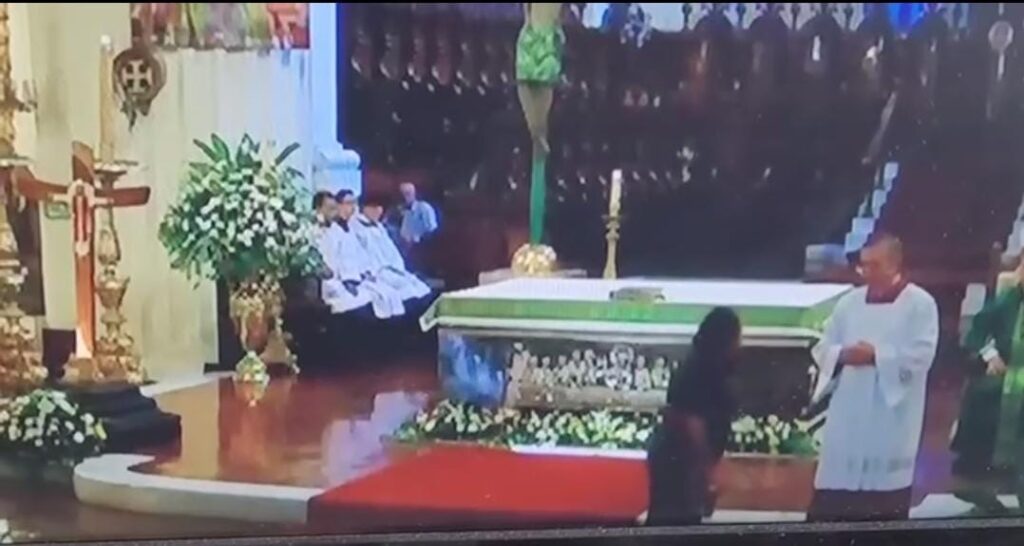 Mujer interrumpe misa en la Catedral de Guadalajara