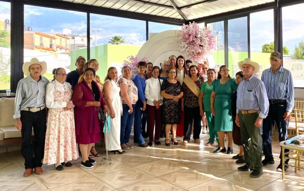 Festejan con alegría a abuelitas y abuelitos en Santiago Papasquiaro