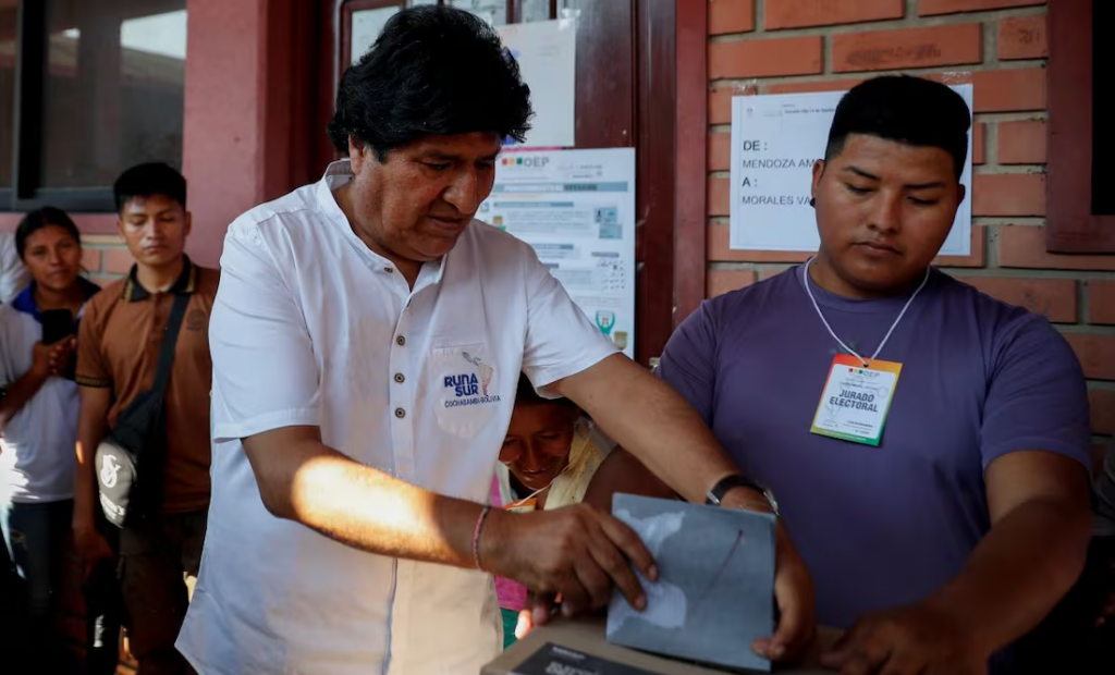 Evo Morales anula su voto y acusa al gobierno de planear fraude electoral