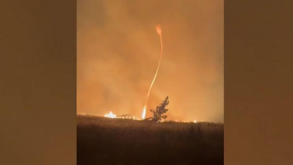 VIDEO: Tornado de fuego sorprende en pleno incendio forestal en Portugal