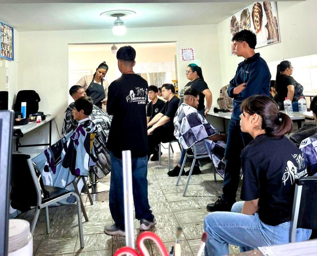 Estilistas en formación del IP ofrecen cortes de pelo gratis en Santiago Papasquiaro
