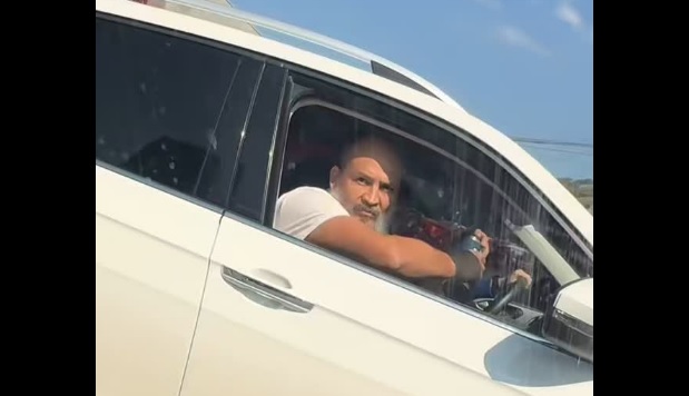VIDEO: Karma instantáneo: hombre intentó arrojar café desde su auto y se le devuelve