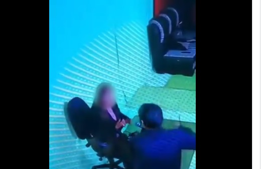 VIDEO: Sujeto agrede a periodista y la derriba frente en plena transmisión en vivo