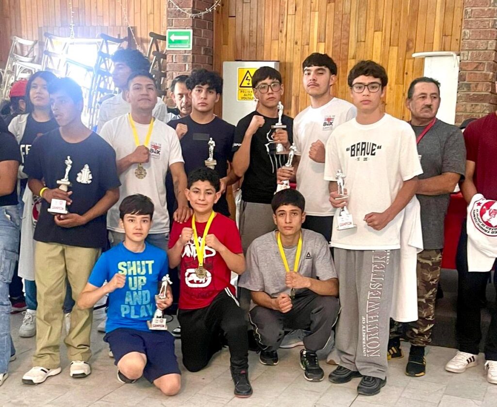 Pugilistas de Santiago Papasquiaro arrasan en torneo estatal de box en Durango