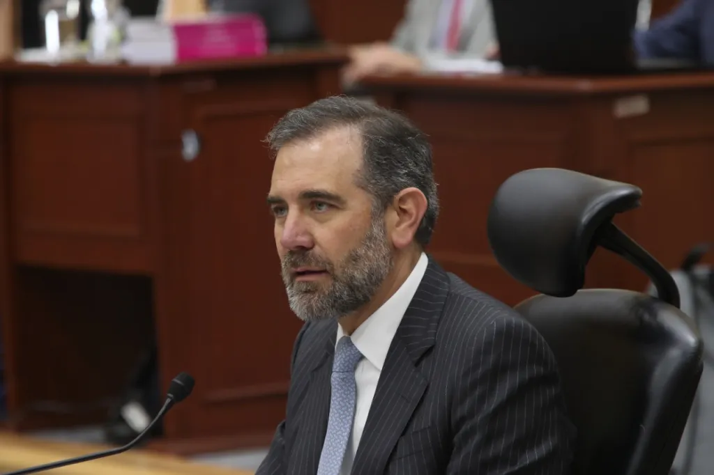 SCJN ampara a Lorenzo Córdova y ordena a la SEP retirar su mención de libros de texto