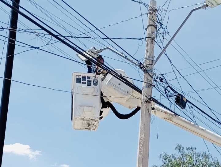 Alumbrado público falla en colonia Cuadra del Ferrocarril; el problema fue resuelto por Servicios Públicos