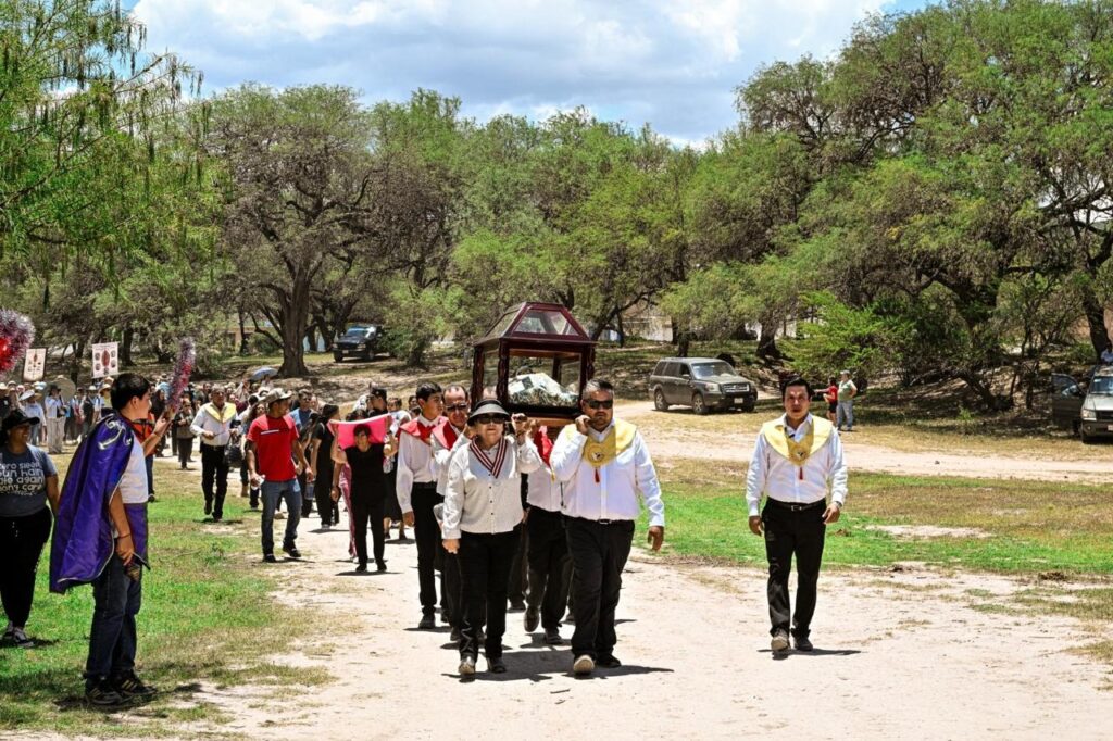 Conmemoran 400 años del Señor del Santo Entierro con multitudinaria peregrinación