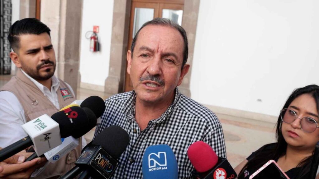 Plaga de chapulines afecta parcelas agrícolas en Durango