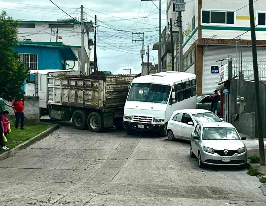 Choque entre camión de arena y transporte público causa alarma en Santiago Papasquiaro