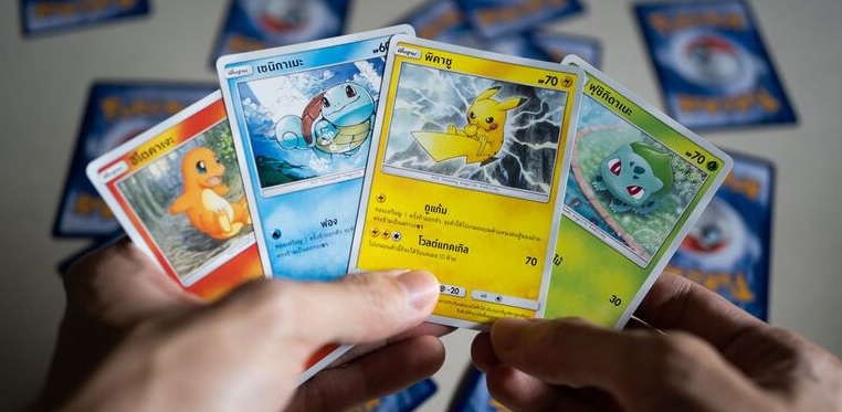 Gastó más de 2.7 millones de pesos en tarjetas de Pokémon con el dinero de su patrón