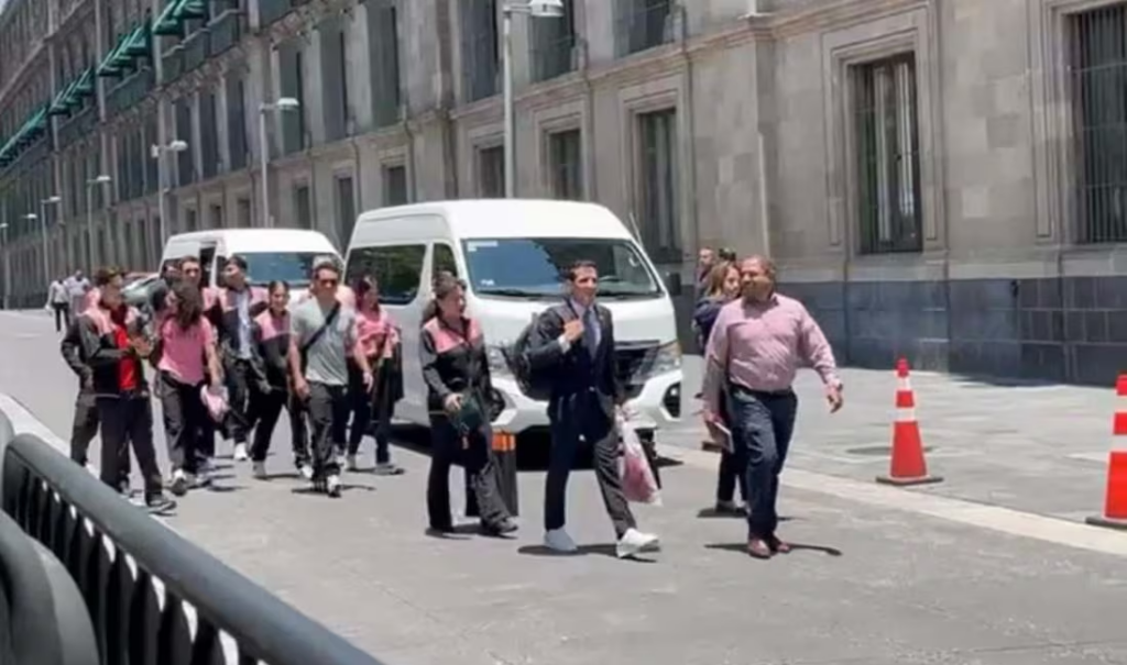 Sheinbaum se reúne con clavadistas mexicanos en Palacio Nacional tras Mundial de Singapur